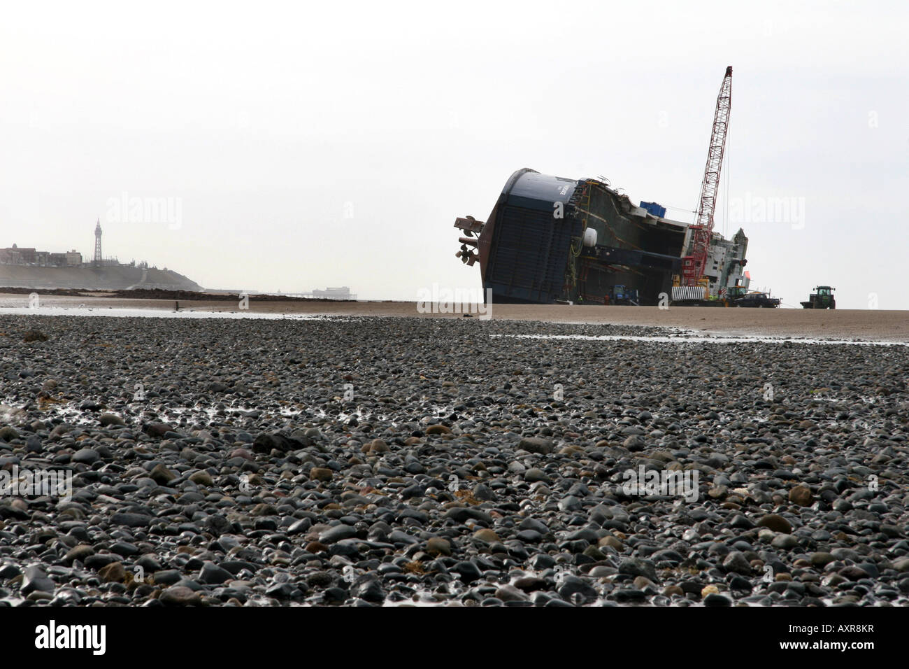 Reparatur Besatzungen kümmern sich um die gestrandeten Riverdance-Fähre liegen ganz auf ihrer Seite und versinken in den Sand. Stockfoto