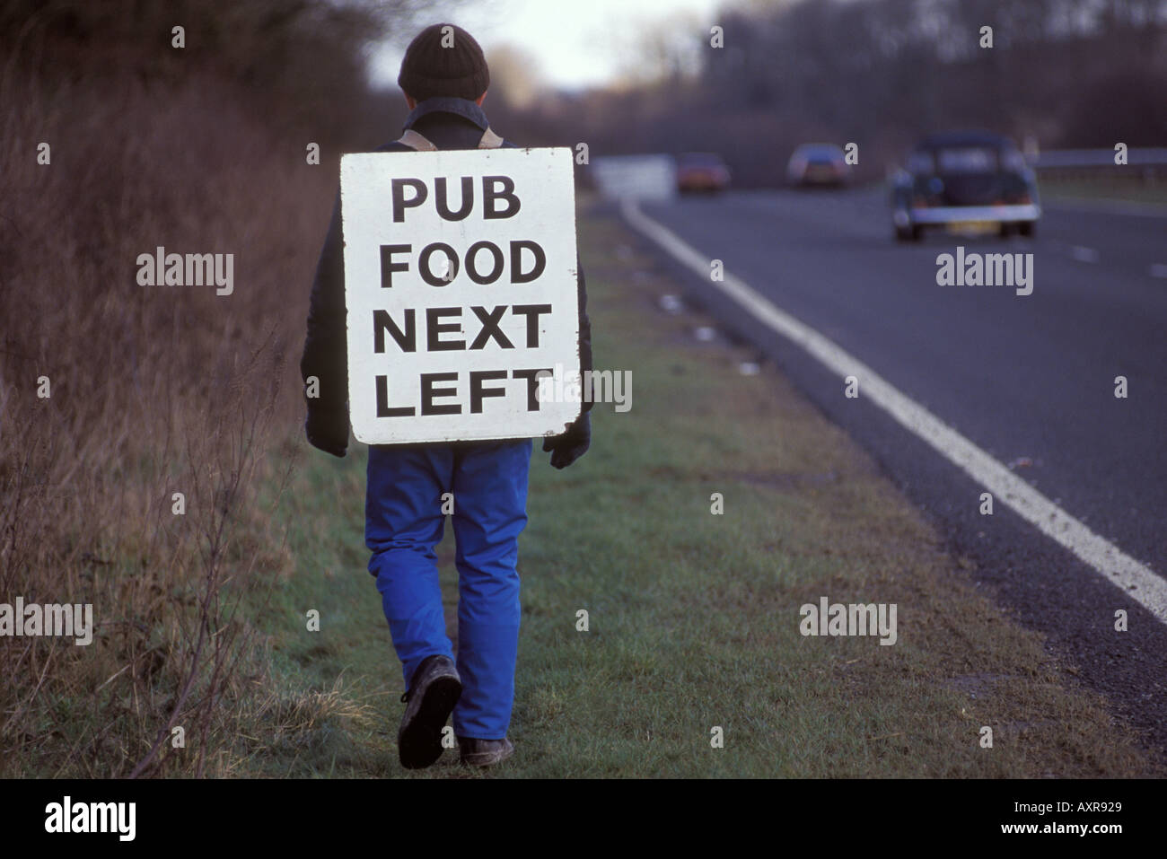 Man wirbt Dorf Pub-Essen an der Seite der Straße England HOMER SYKES Stockfoto