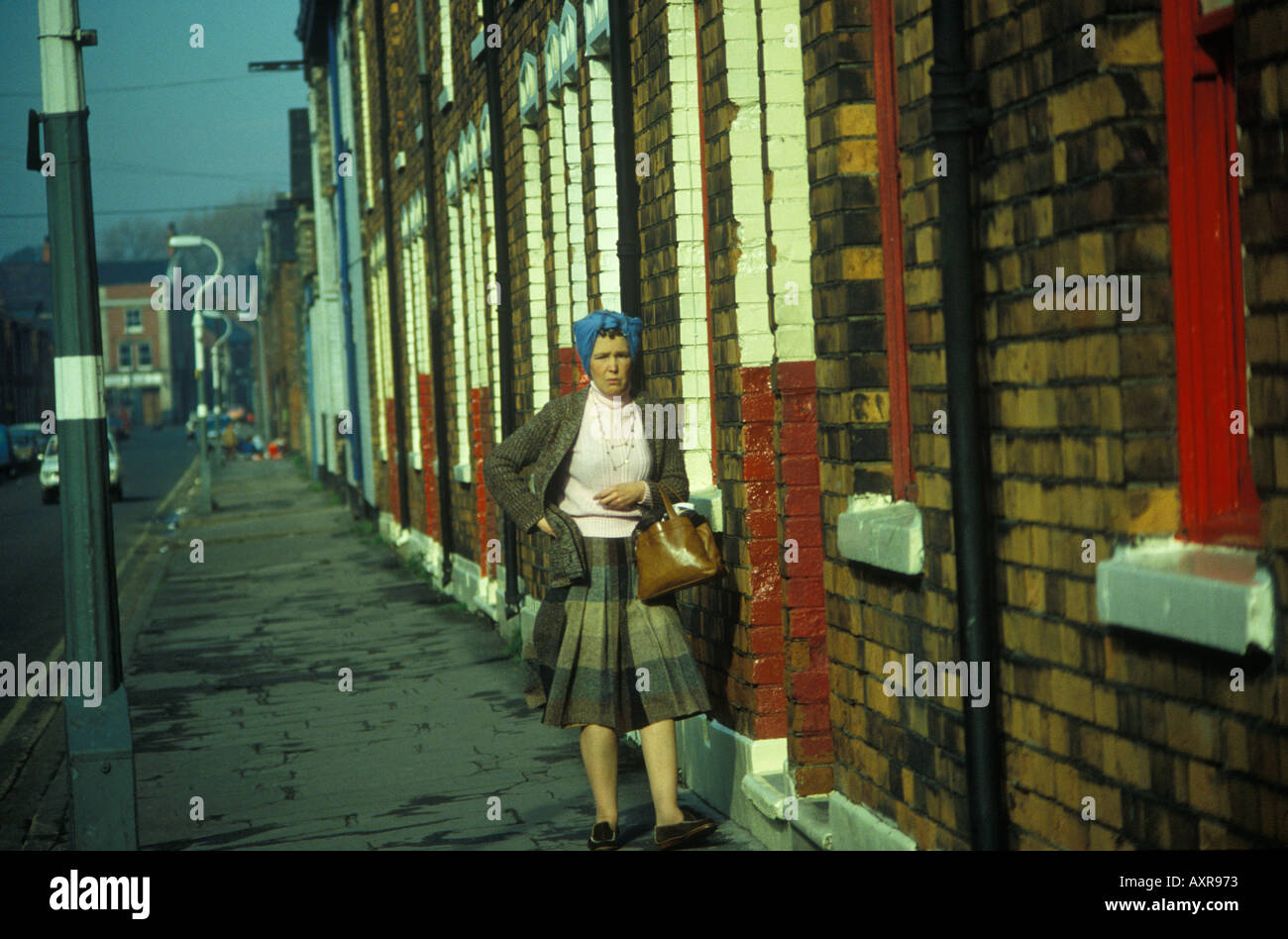 Kopftuch. Frau, die Kopftuch trägt, einen Turban, sie hat gerade Haare gewaschen. Terrace Housing Hessle Road Area, Hull Humberside UK 1980er Jahre 1980 HOMER SYKES Stockfoto
