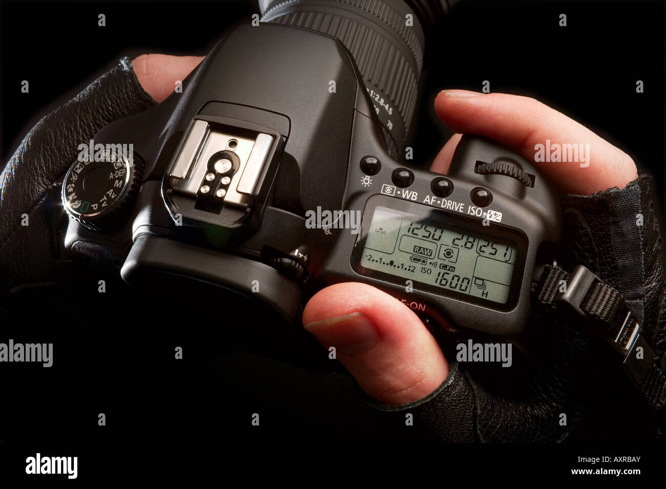 Hände halten eine digitale SLR-Kamera Stockfoto