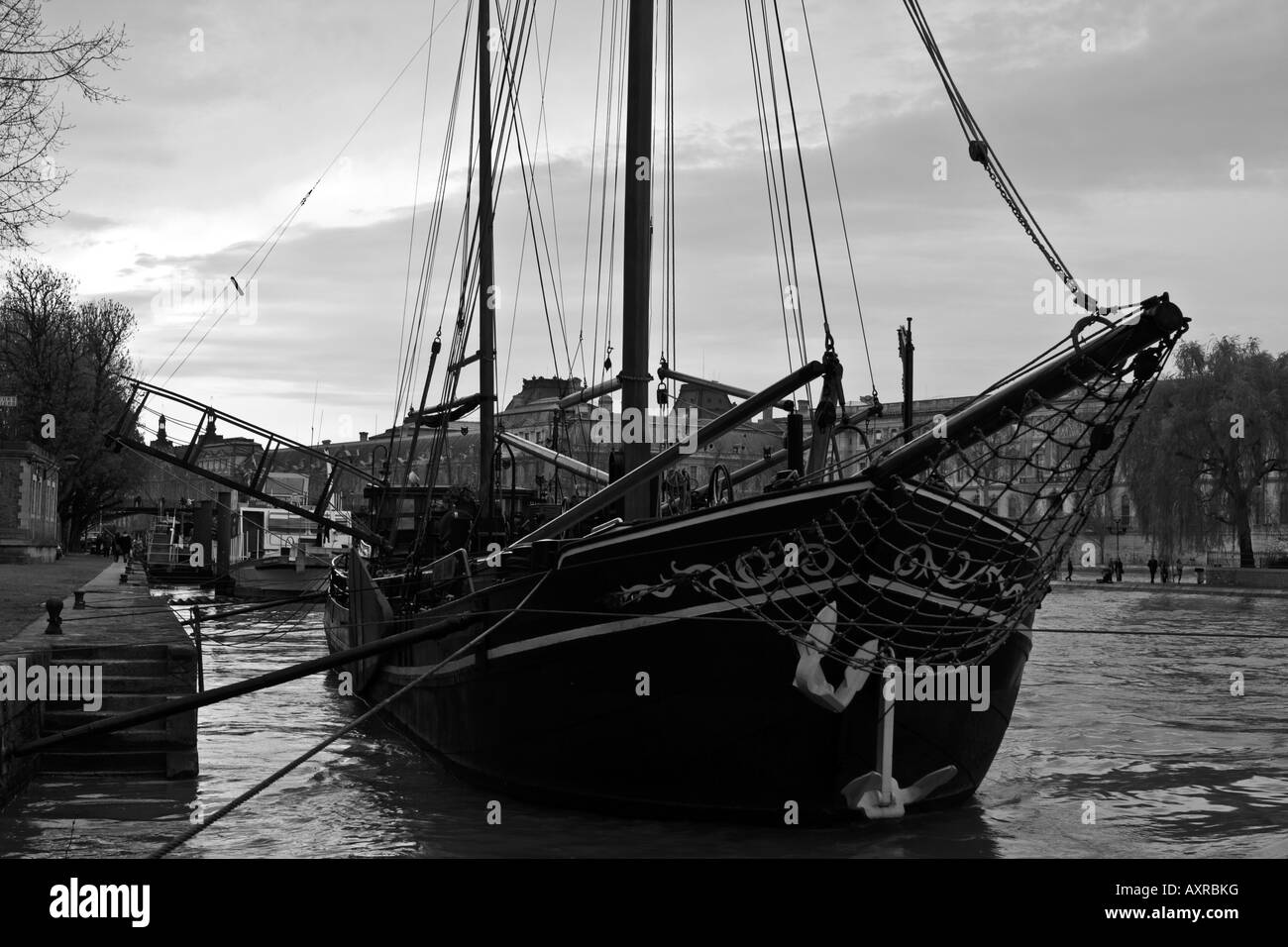 Boot vor Anker auf dem linken Ufer der Seine in Paris, Frankreich, Europa Stockfoto