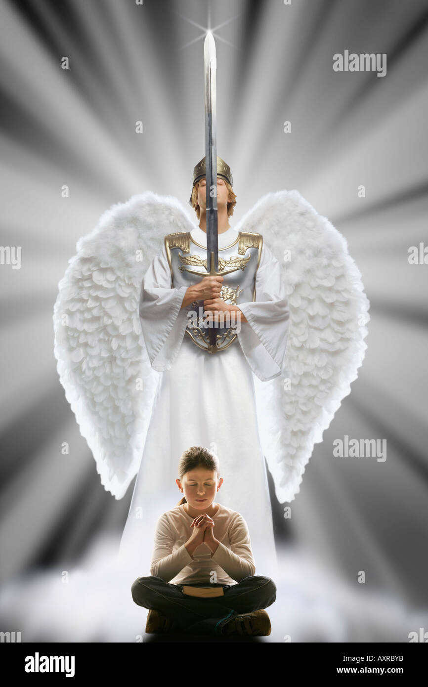 Angel with sword -Fotos und -Bildmaterial in hoher Auflösung – Alamy