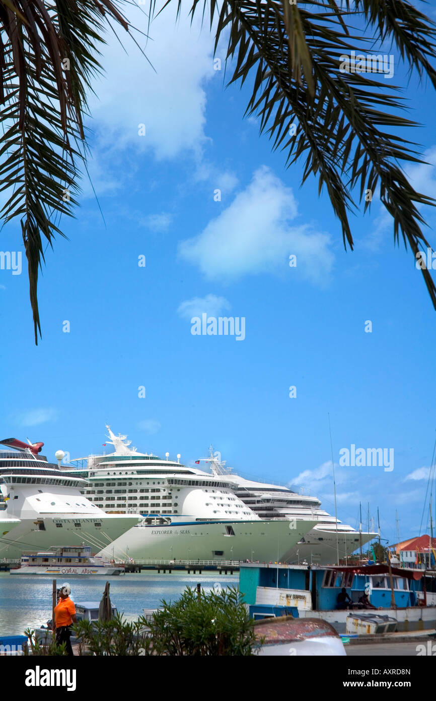 Kreuzfahrtschiffe im Hafen von St. Johns Antigua, Caribbean Stockfoto