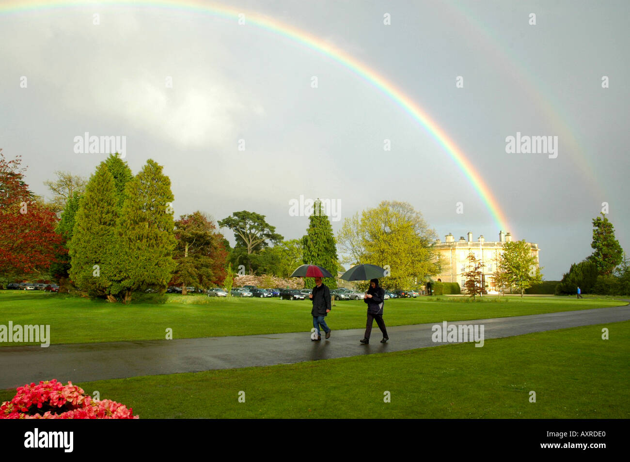 Spektakuläre doppelter Regenbogen in strömendem Regen Sturm auf dem Exbury Gardens New Forest Hampshire UK Stockfoto