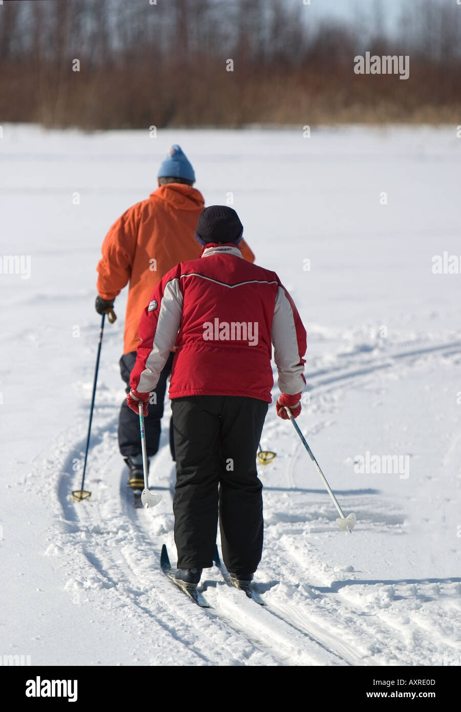 Ältere Paare Langlauf auf Meereis, Finnland Stockfoto