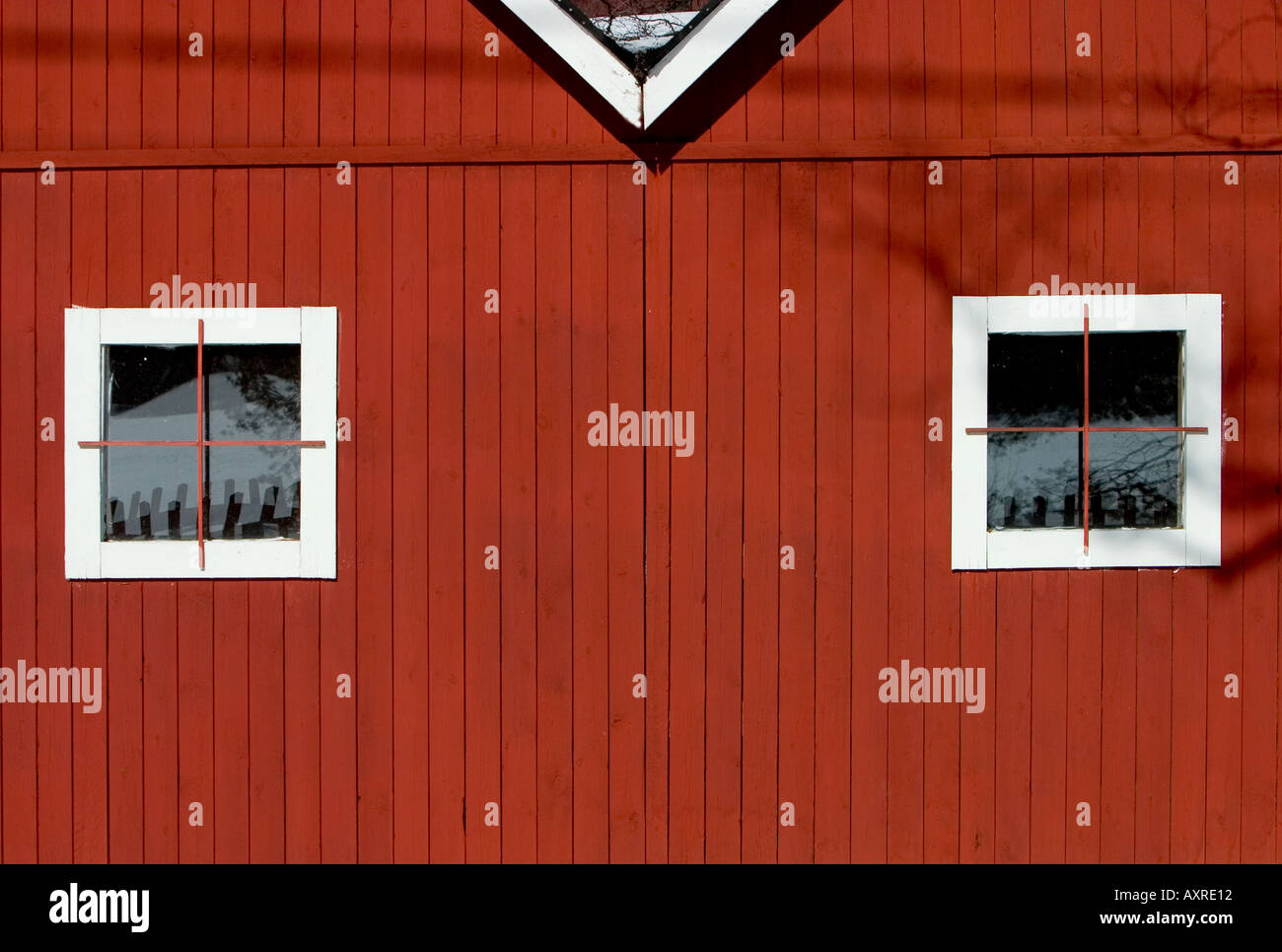 Zwei weiße gerahmt Auge wie Windows auf roten Hauswand Stockfoto