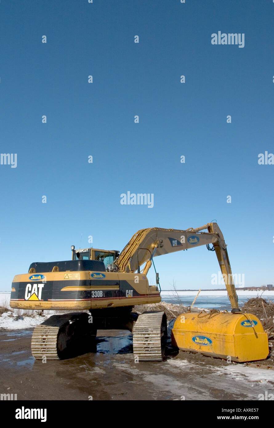 Gelb Caterpillar Bagger und über Boden beweglichen Diesel-Kraftstofftank, Finnland Stockfoto