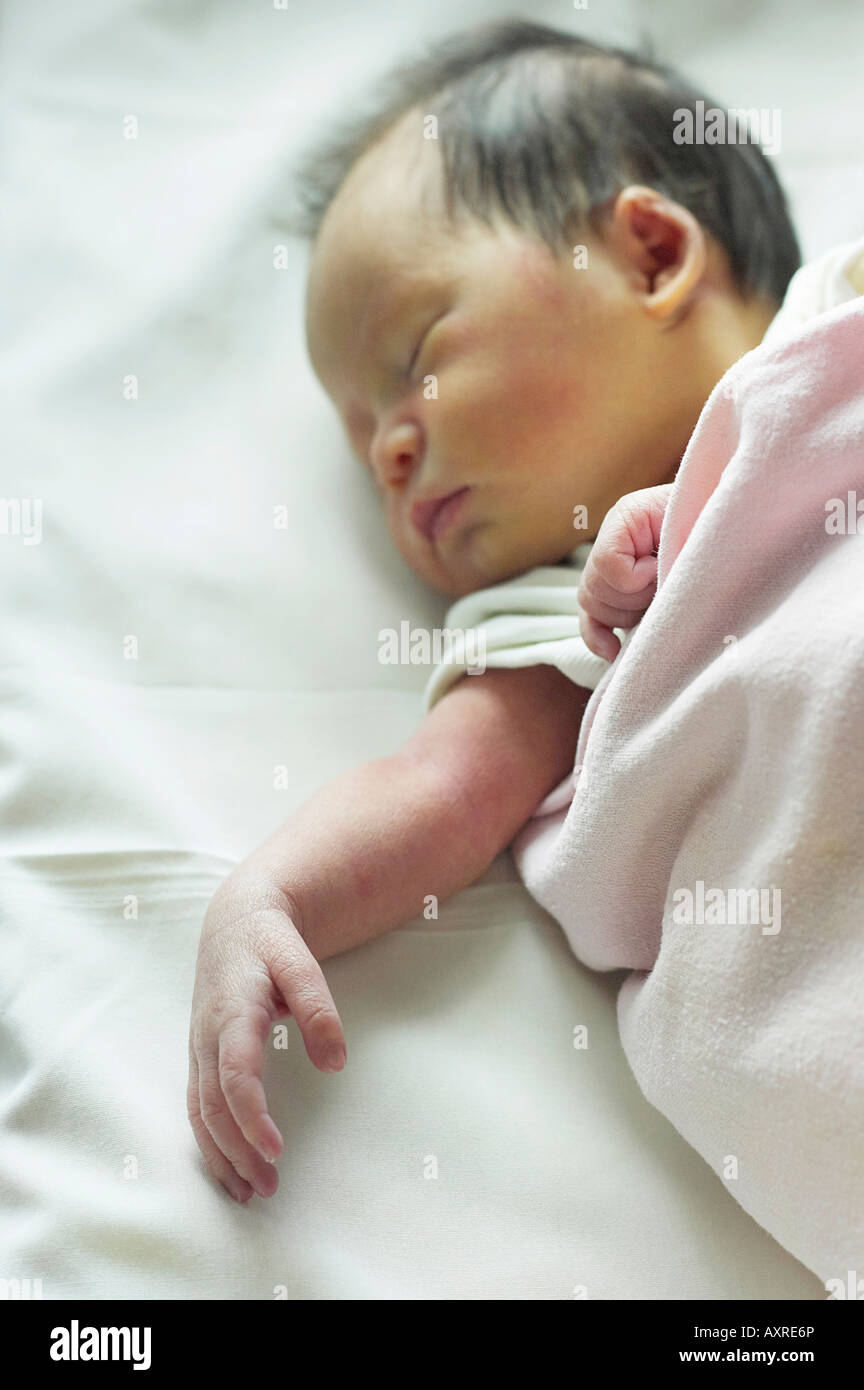 Baby-Schlaf mit Hand aus Decke Stockfoto