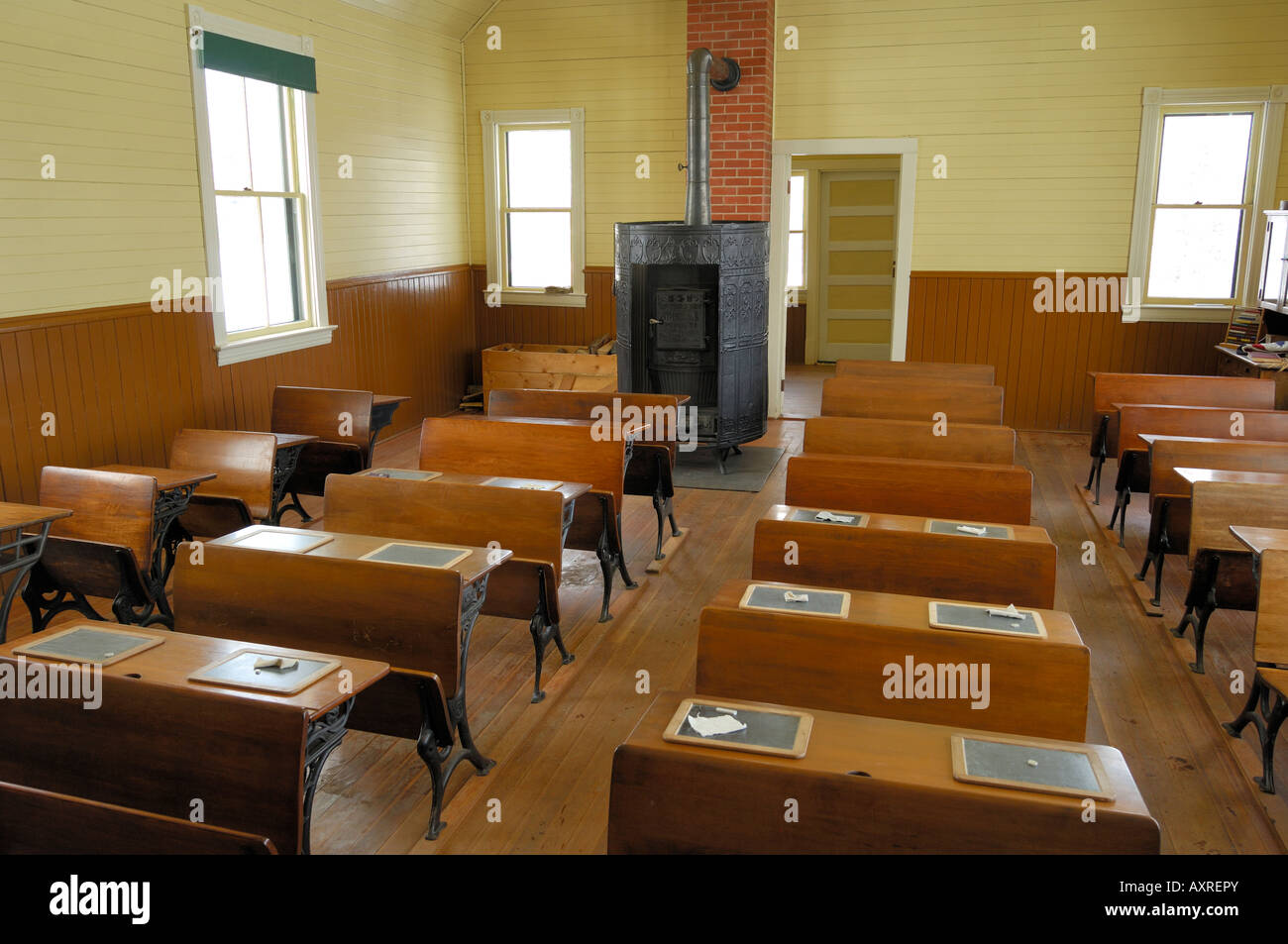 Alten 1920 s Schulzimmer mit Holzofen Heizung Stockfoto