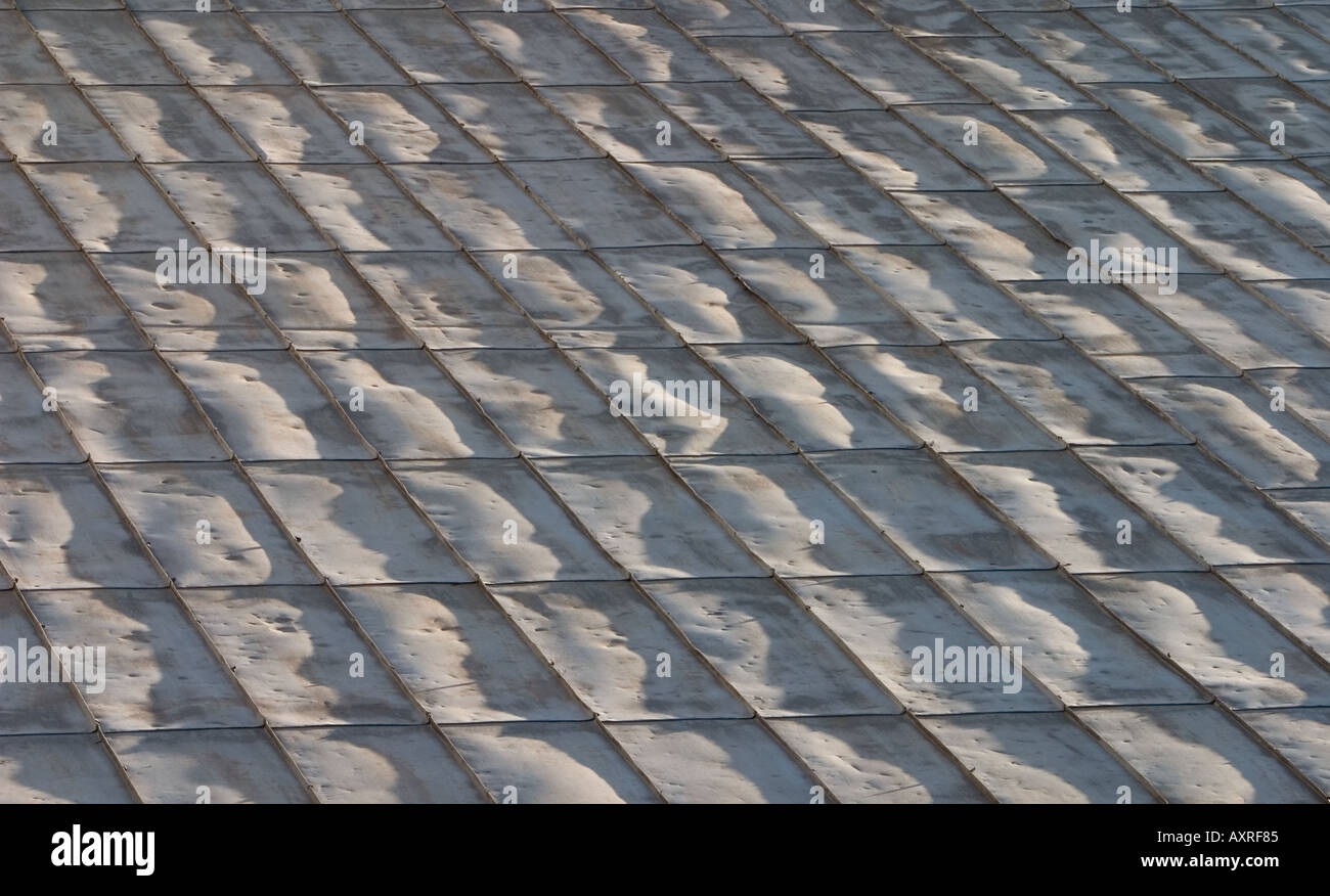 Müden Zinn Dach aus verzinkten Blechen Stockfoto