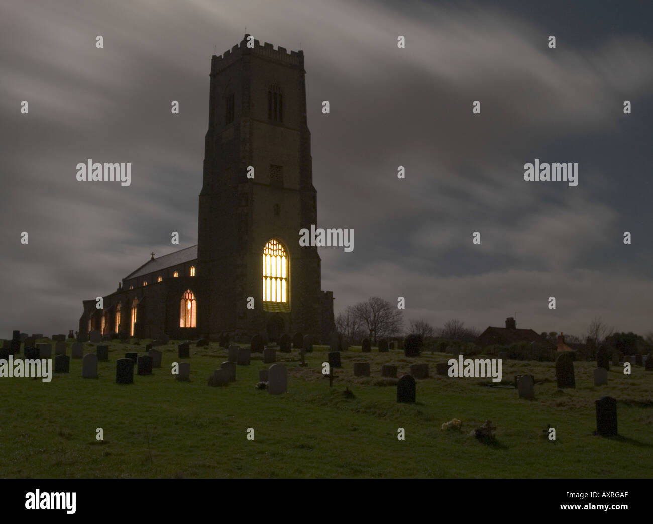 STR. MARYS KIRCHE FOTOGRAFIERT UNTER EINEM VOLLMOND, HAPPISBURGH, NORFOLK, EAST ANGLIA, ENGLAND, UK, Stockfoto