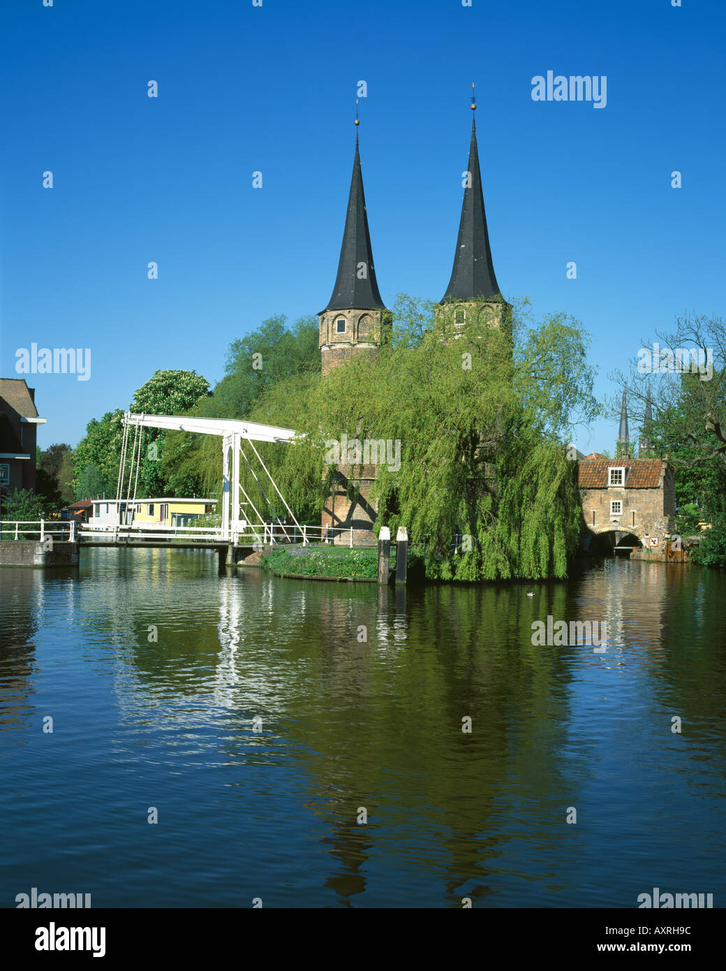 Die Delft heben Brücke vor alten Osten Stadt Datum (Oostpoort)-Holland-Niederlande Stockfoto