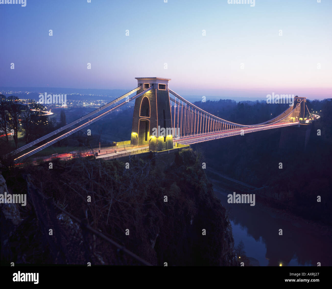 Abend Zeit, wenn die Lichter auf die spektakuläre Clifton Suspension Bridge über die Avon-Schlucht in Bristol kommen. Stockfoto