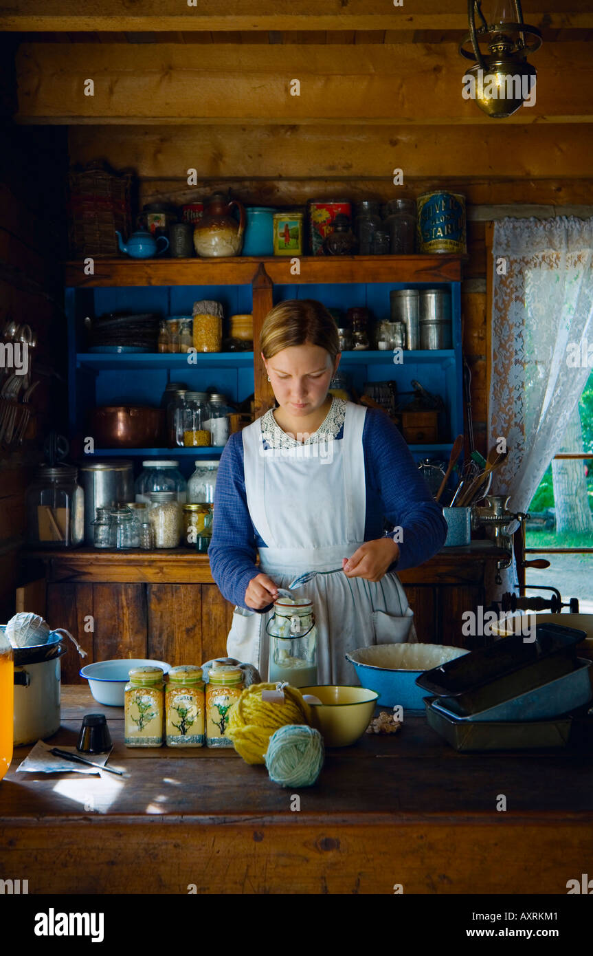 Junge Dame im 1800 s Backen Stockfoto