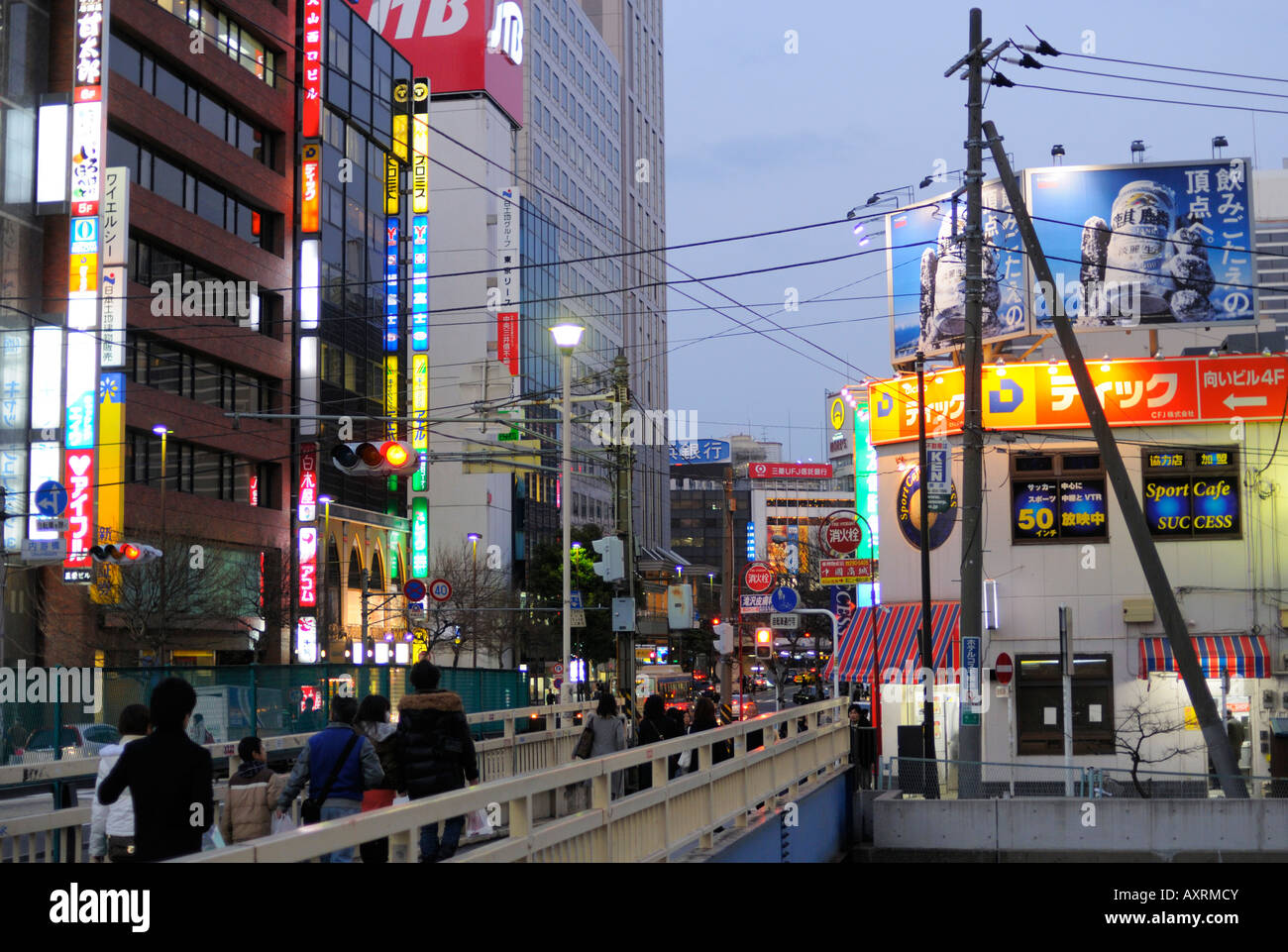 Die Leute gehen zum Nachtleben in der Nähe des Minamisaiwai-Viertels Yokohama JP Stockfoto