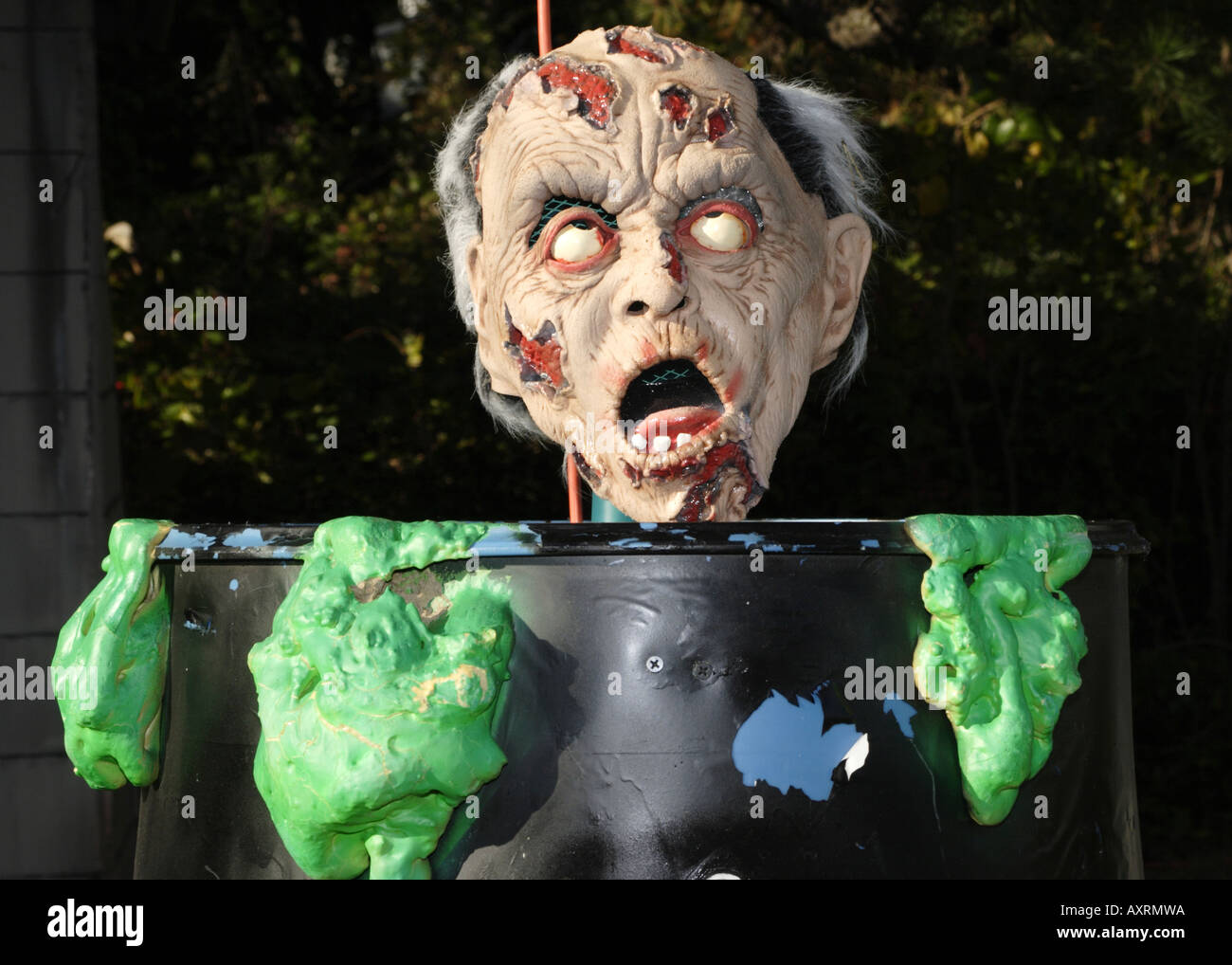 Halloween - Mann in giftige Abfälle Fass Stockfoto