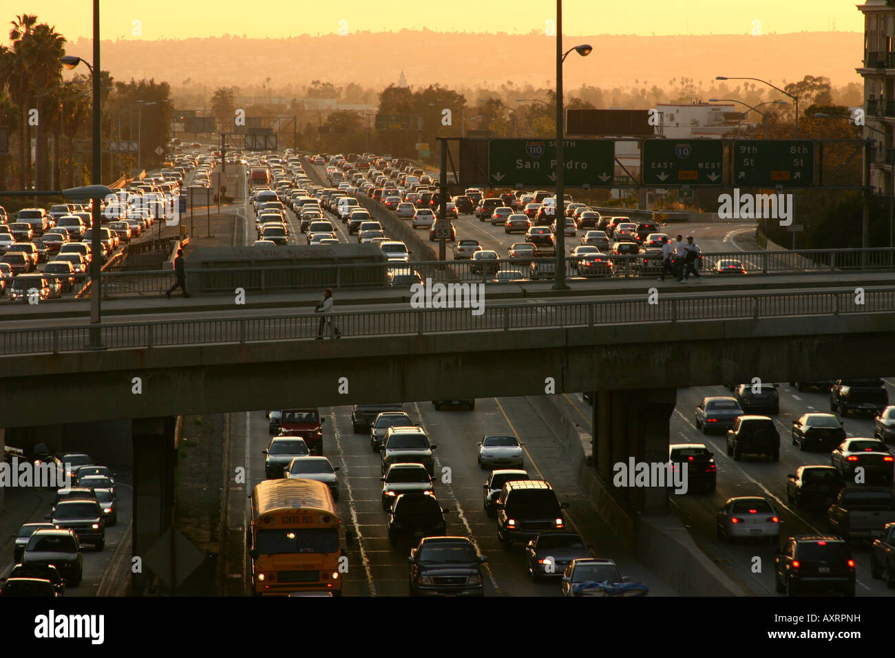 Starker Berufsverkehr in der Innenstadt von Los Angeles mit starkem Verkehr an einem smoggy Nachmittag Stockfoto