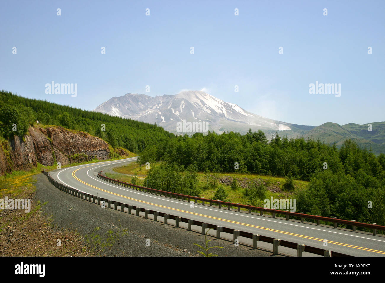 Anzeigen von Washington State Highway 504, wie es nähert sich einem dampfenden Mount St. Helens in den Kaskaden Stockfoto