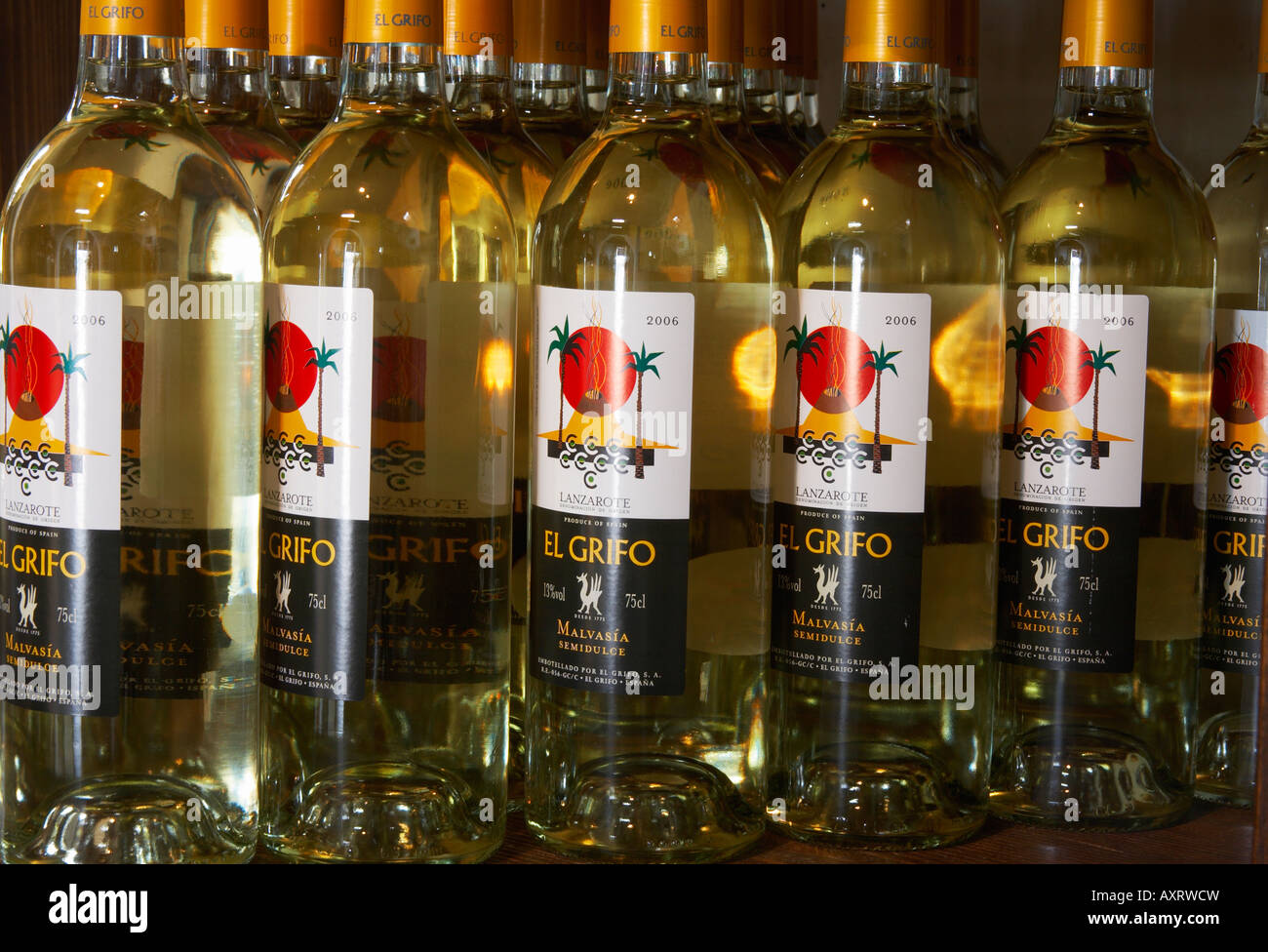 Halb süß "El Grifo" Weißwein auf dem Display in El Museo del Vino in das  Weinanbaugebiet La Geria auf Lanzarote Stockfotografie - Alamy