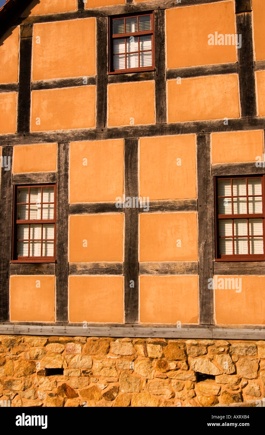 Historisches Haus aus den 1700er Jahren in Old Salem, North Carolina, mit traditioneller Kolonialarchitektur. USA Stockfoto