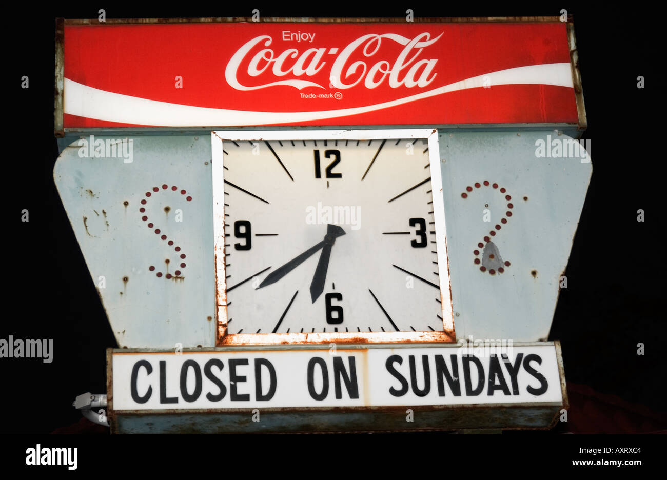 Legendäre Coca-Cola-Uhr in Mayberry, Mount Airy, NC, mit Vintage-Charme und nostalgischer Americana. Stockfoto