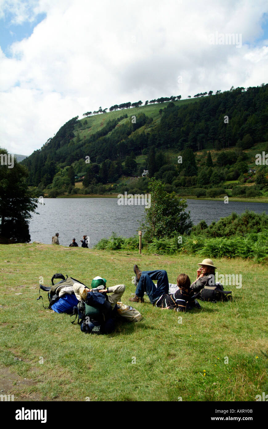 Wanderer am oberen See in Glendalough Irland ruhen Stockfoto