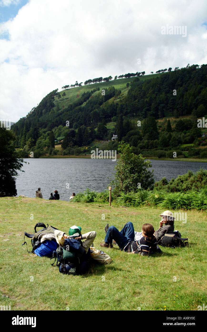 Wanderer am oberen See in Glendalough Irland ruhen Stockfoto