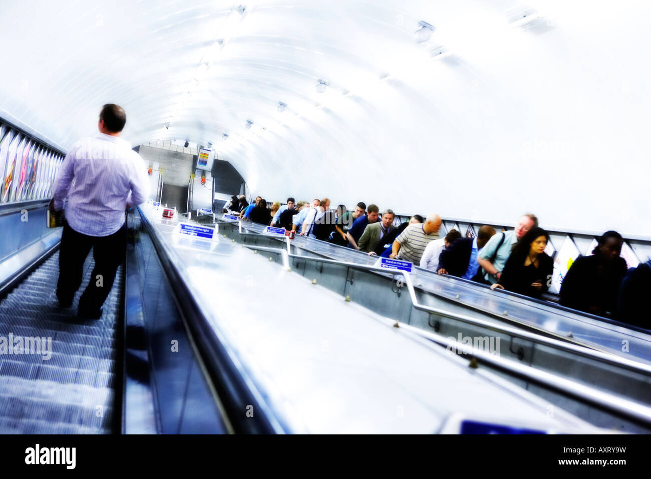 Menschen auf Rolltreppen in London Underground Stockfoto