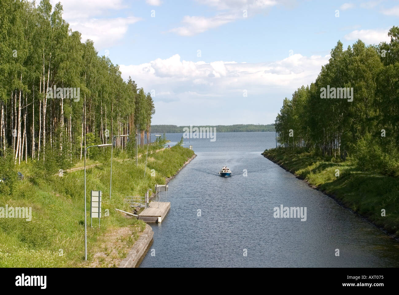 Blick auf ein Boot, das vom Pohjois-Konnevesi-See in Finnland in den Neituri-Kanal einfährt Stockfoto