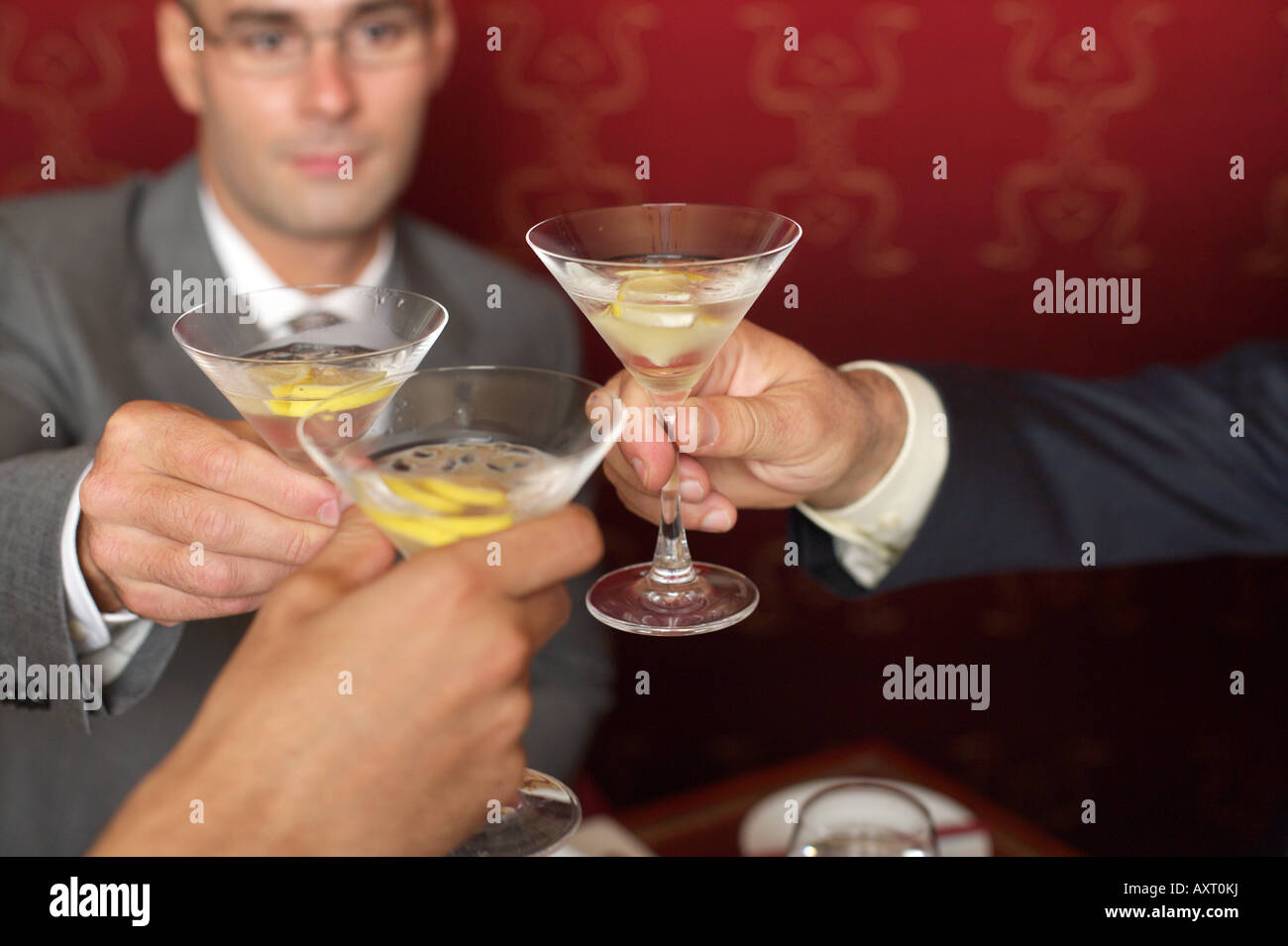 Drei Unternehmer Klirren der Gläser mit cocktails Stockfoto