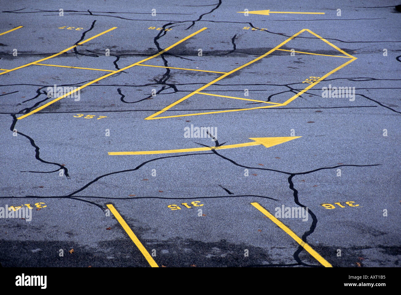 Pfeile mag und Risse in eine Parkplatz-Form ein abstraktes Muster Stockfoto