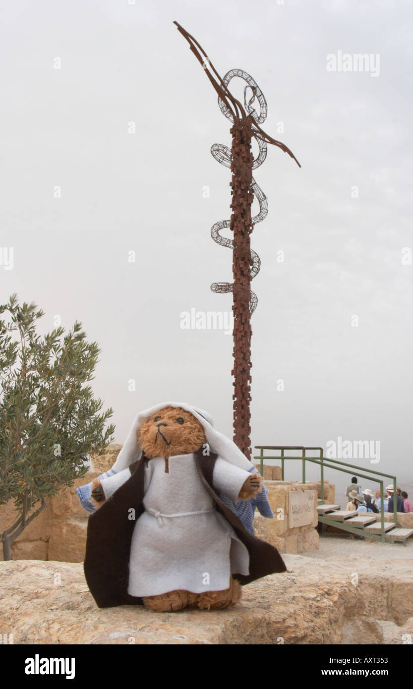 Beni einen Teddybären als Mose auf dem Berg Nebo Jordan, wo Moses starb, versprach Pand gesehen zu haben Stockfoto