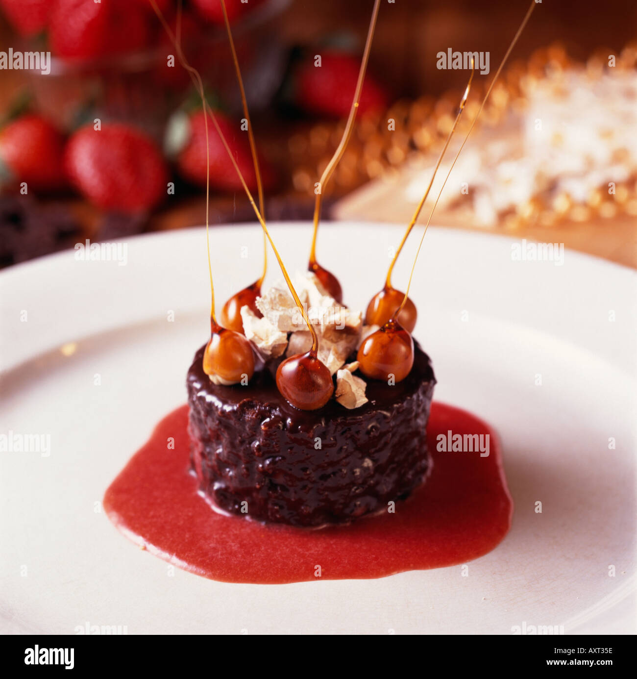 Ganache Kuchen von Francesco Roccato Haselnüsse Torrone Nougat und Schokolade mit Erdbeersauce Piemont Italien Stockfoto