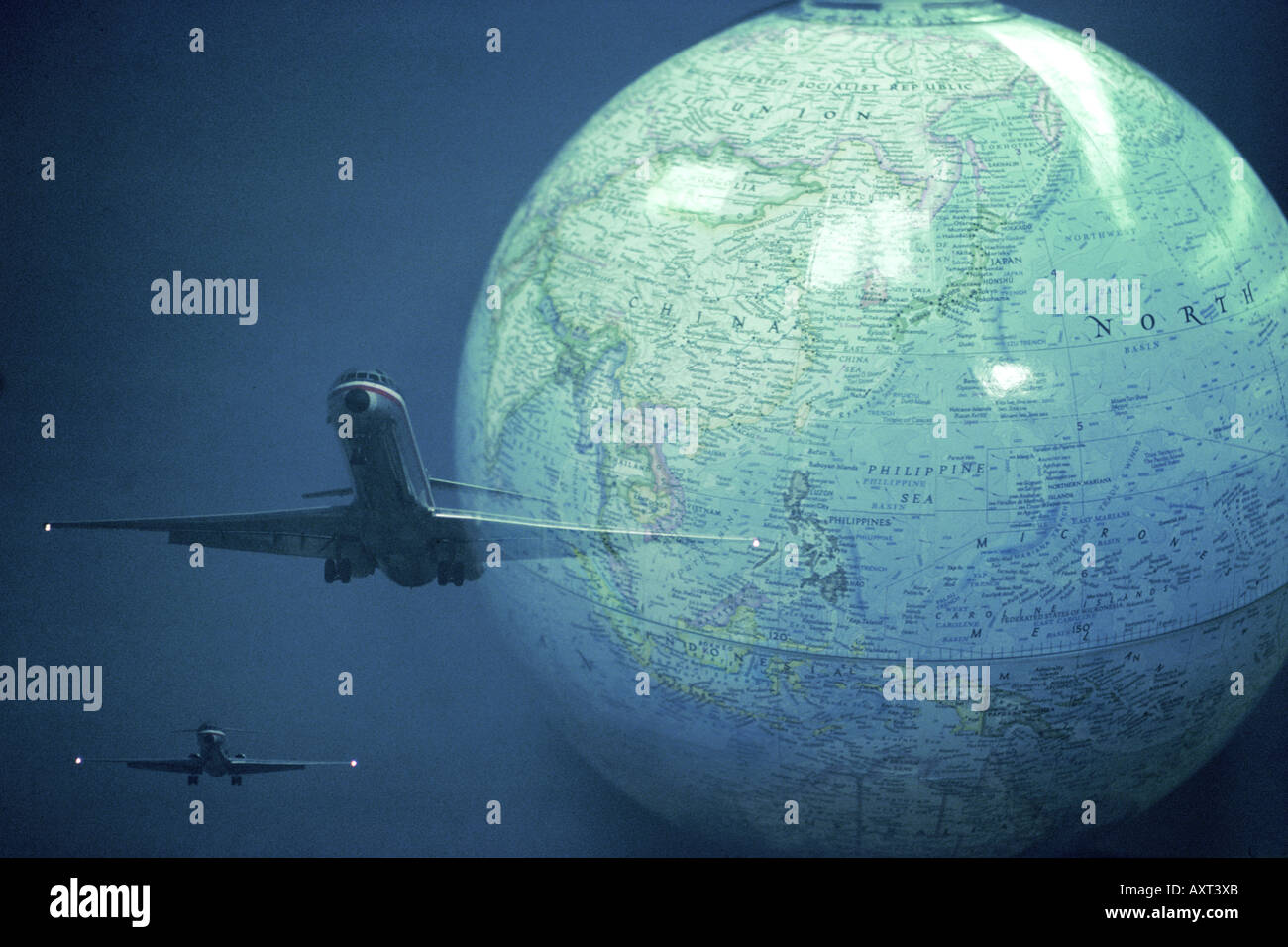 Flugzeuge kreisen Globus symbolisiert Weltreisen Stockfoto