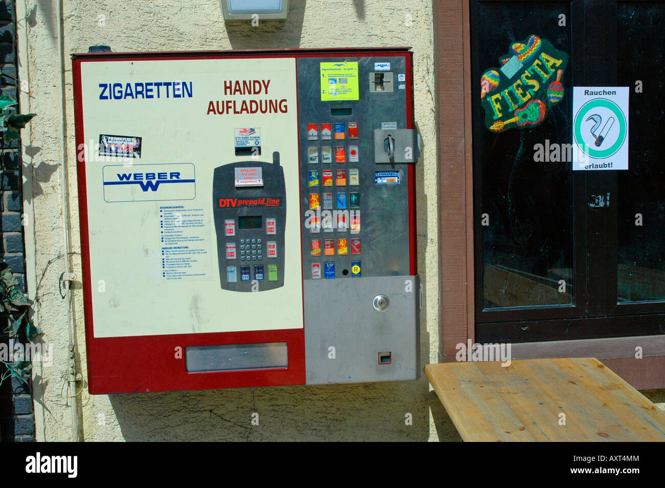 Zigarettenautomaten auf den Straßen von Deutschland, Europa Stockfoto
