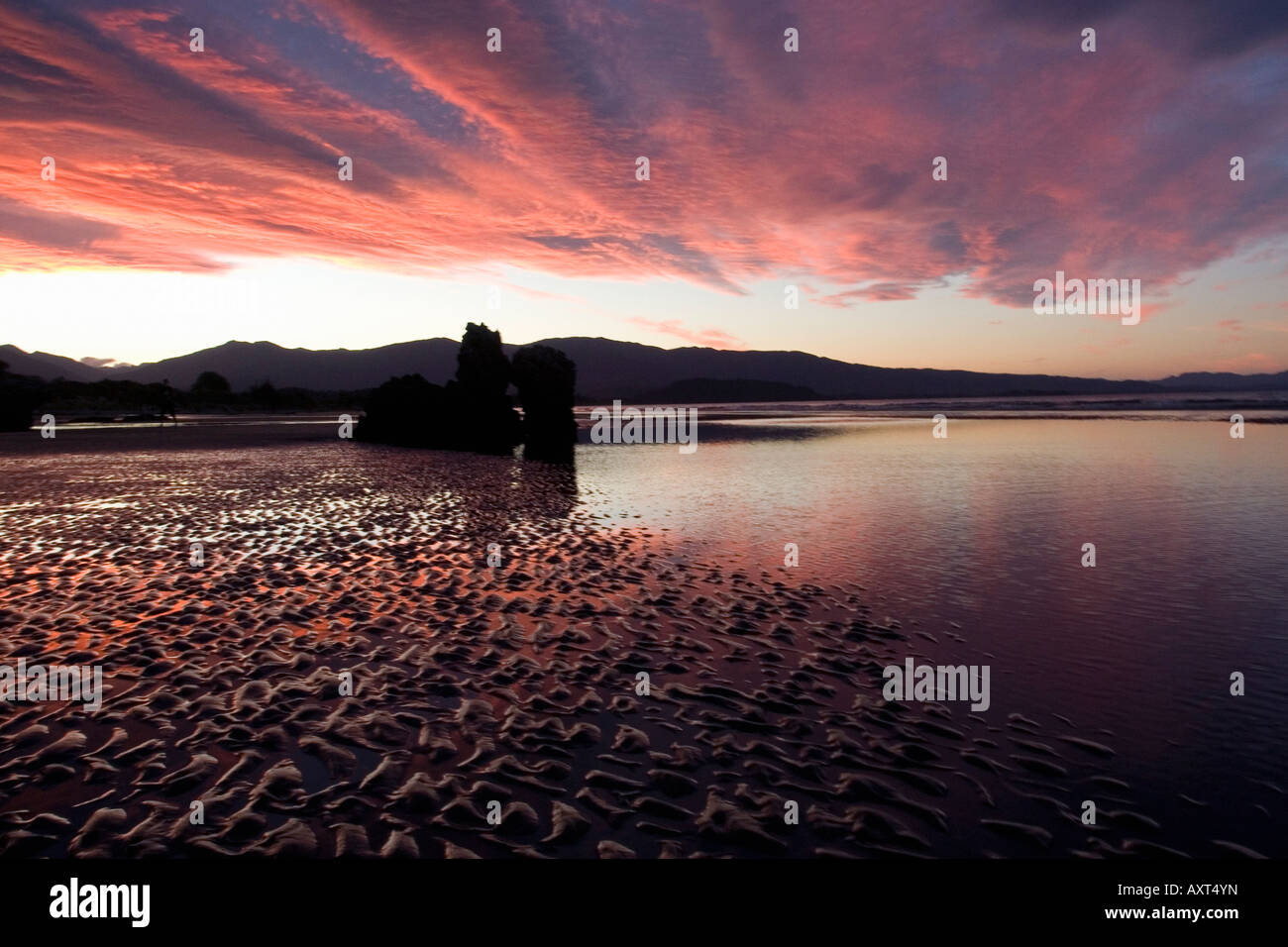 Sonnenuntergang am Strand Stockfoto