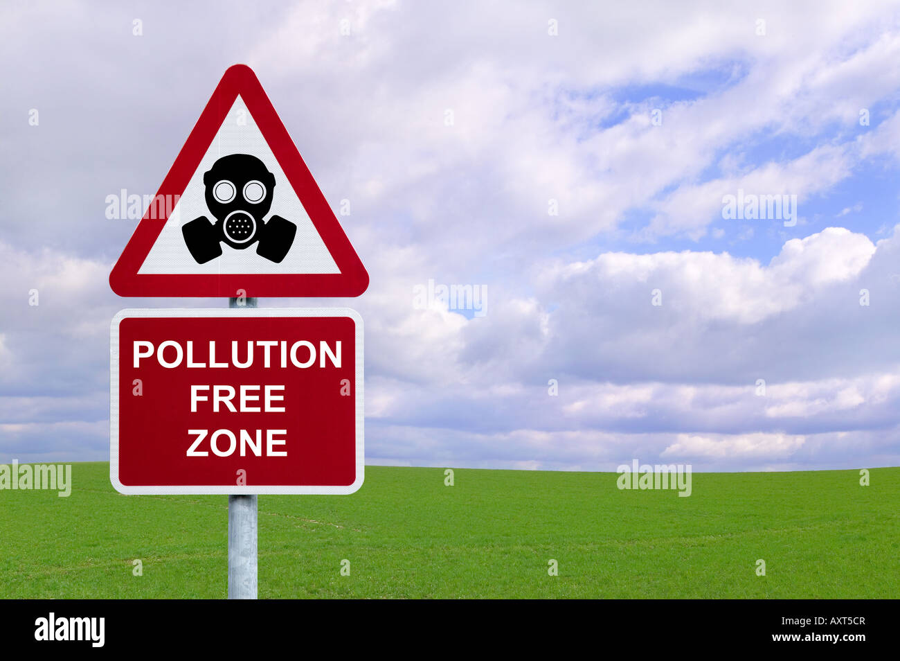 Bild eines Zeichens für eine Verschmutzung freie Zone gegen ein grünes Feld und blauer bewölkten Himmel Umwelt- und Naturschutz Konzepte Stockfoto