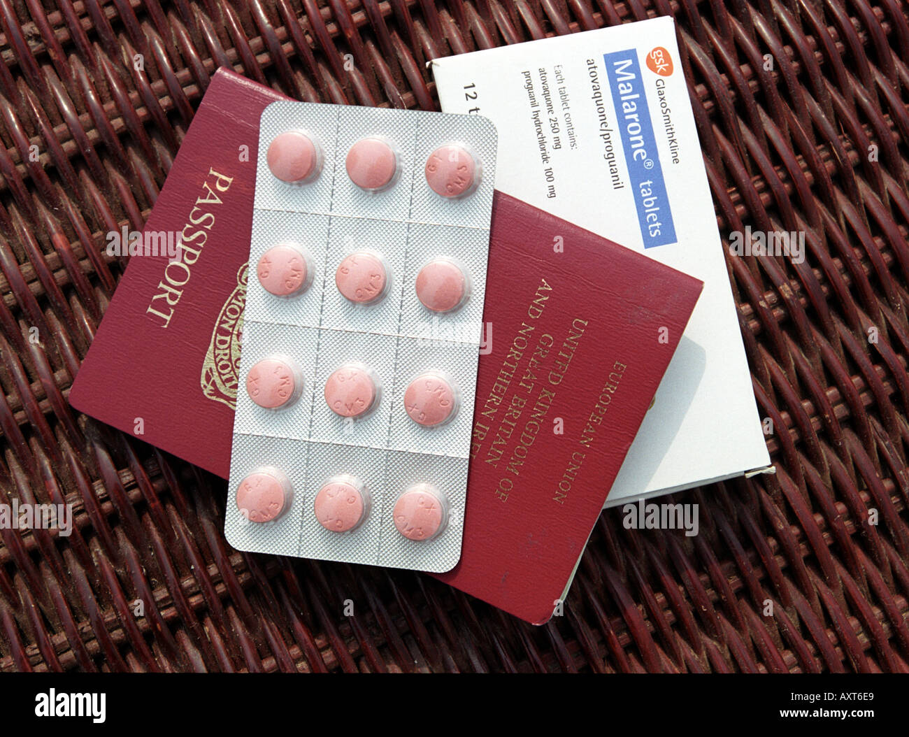 Anti-Malaria-Tabletten und Reisepass Stockfoto