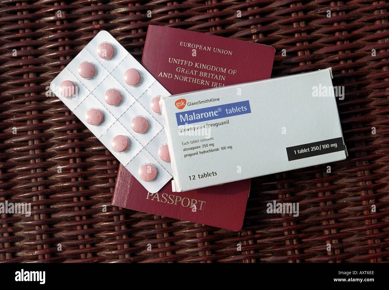 Anti-Malaria-Tabletten und Reisepass Stockfoto