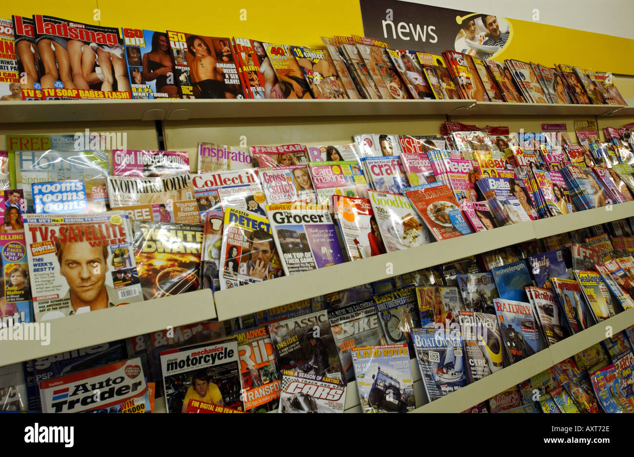Zeitschriften in Regalen in Zeitschriftenläden in Großbritannien UK Stockfoto