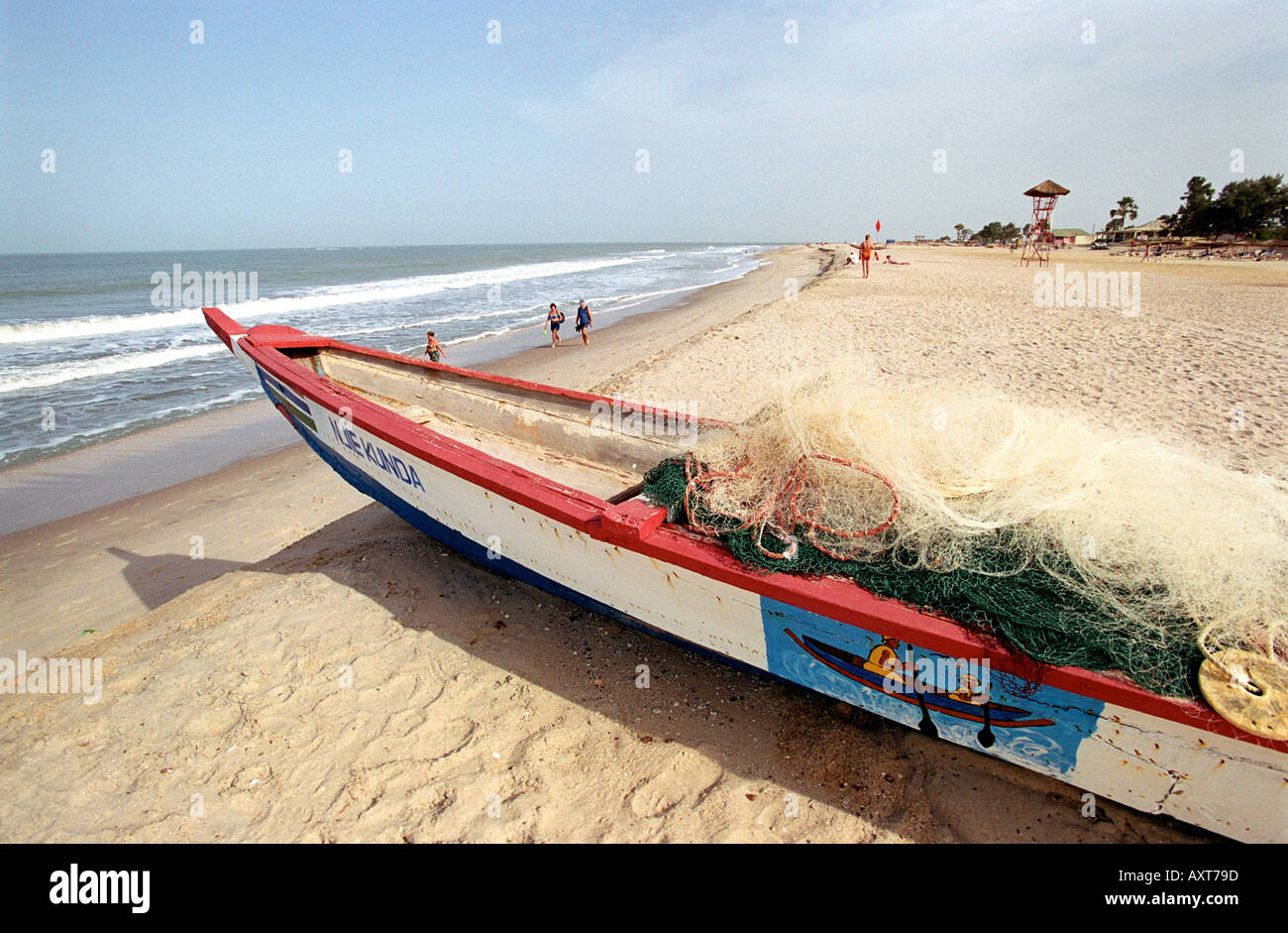 Angelboot/Fischerboot am Strand in Gambia Westafrika Stockfoto