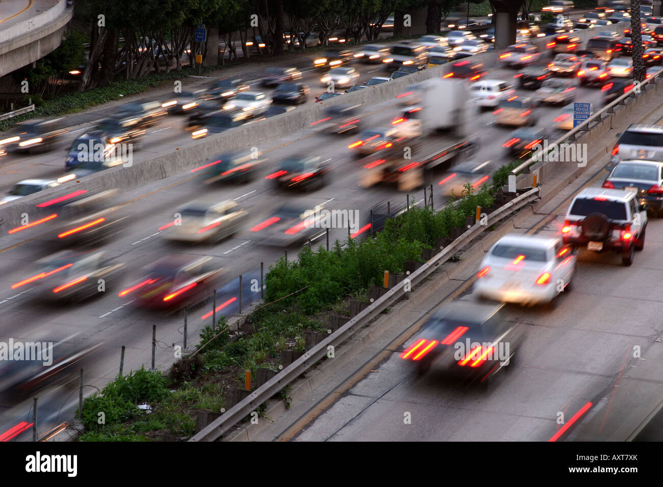 Schwere Feierabendverkehr auf der 110 Autobahn in Downtown Los Angeles, Kalifornien Stockfoto