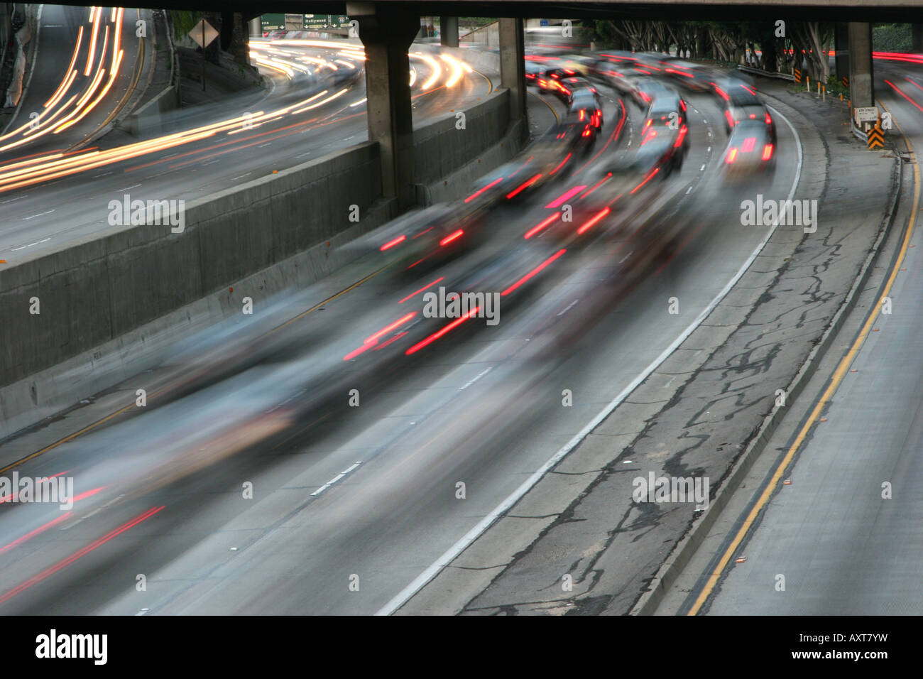 Starkem Verkehr auf einer Strecke von 110 Freeway in der Innenstadt von Los Angeles während der Rush hour Stockfoto