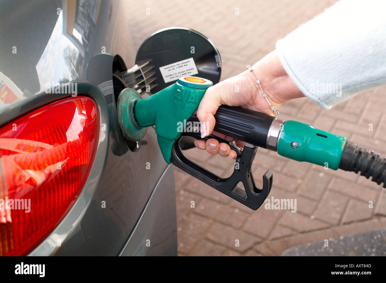 füllt sich mit Blei kostenlose Benzin Stockfoto