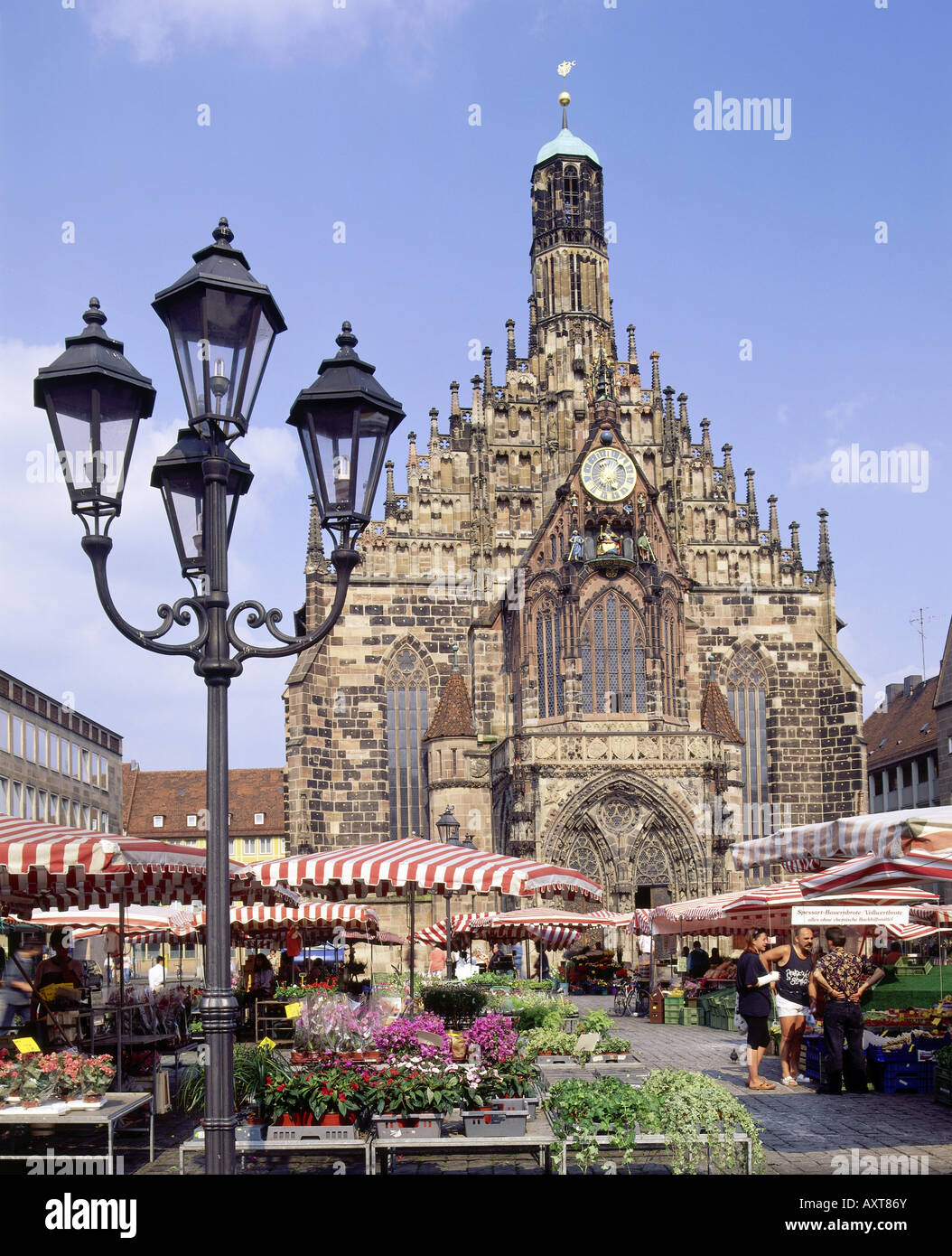 Geografie/Reisen, Deutschland, Bayern, Nürnberg, Kirchen, Frauenkirche am Hauptmarkt mit Marktständen, Stockfoto