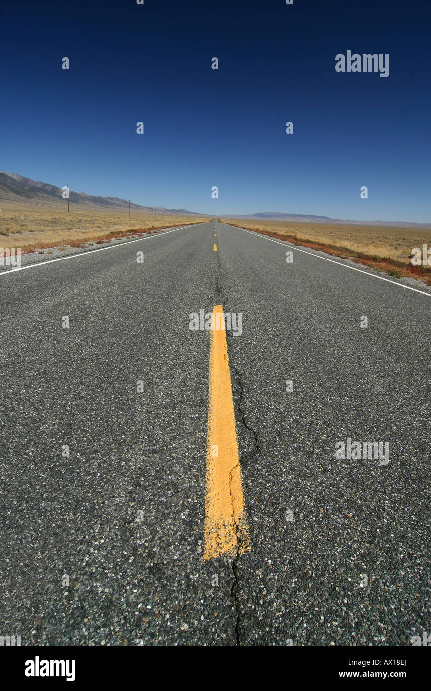 Straße in Zentral Nevada erstreckt sich bis zum Horizont sehen, dicht über dem Boden Stockfoto