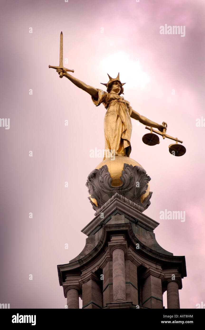 Foto von der Waage der Gerechtigkeit-Statue auf der Old Bailey London UK Stockfoto