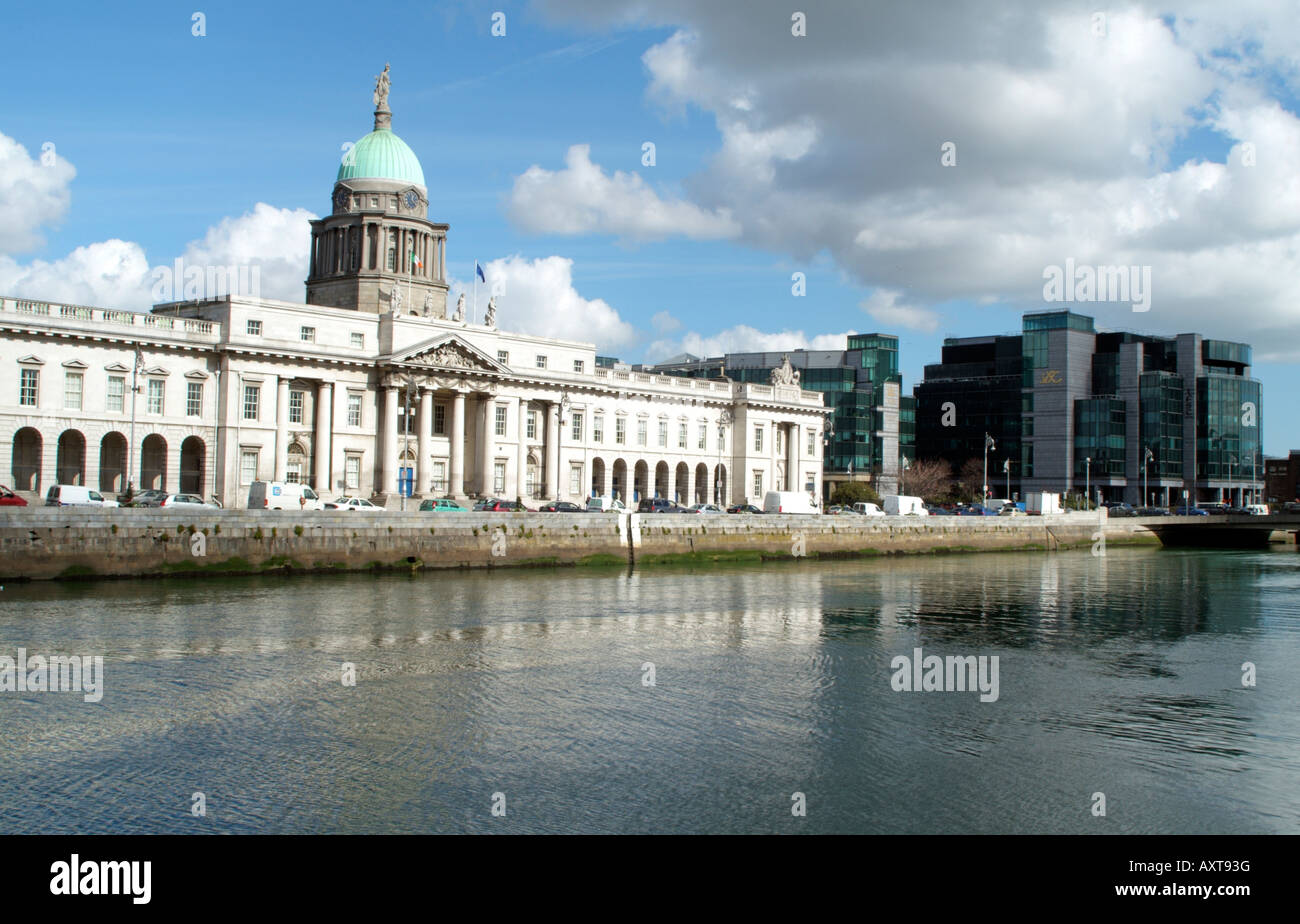 Das Zollhaus und die IFSC Gebäude Fluss Liffey Dublin Irland Stockfoto