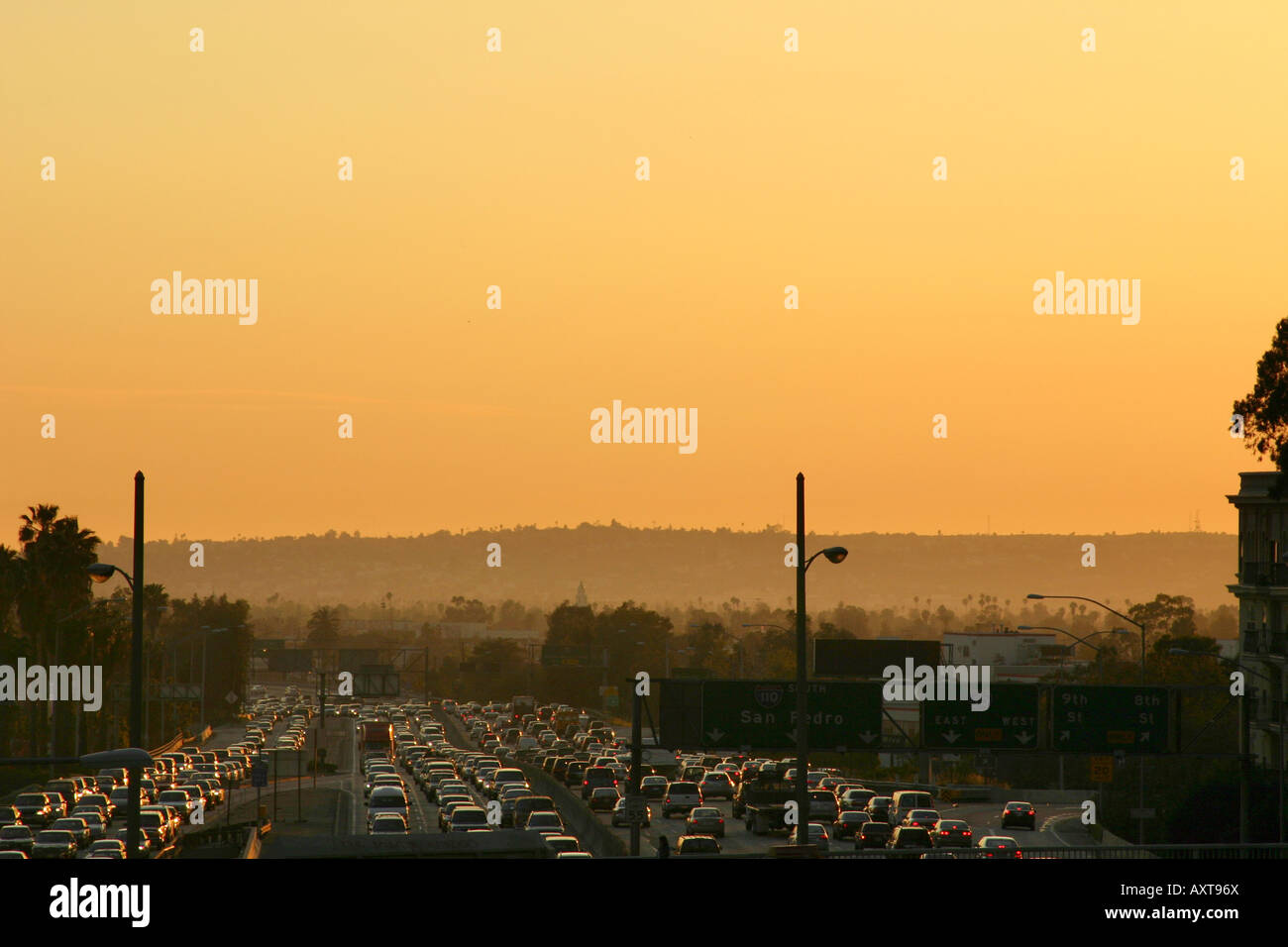 Schwerlastverkehr auf der Harbor Freeway in der Innenstadt von Los Angeles an einem smoggy Tag Stockfoto