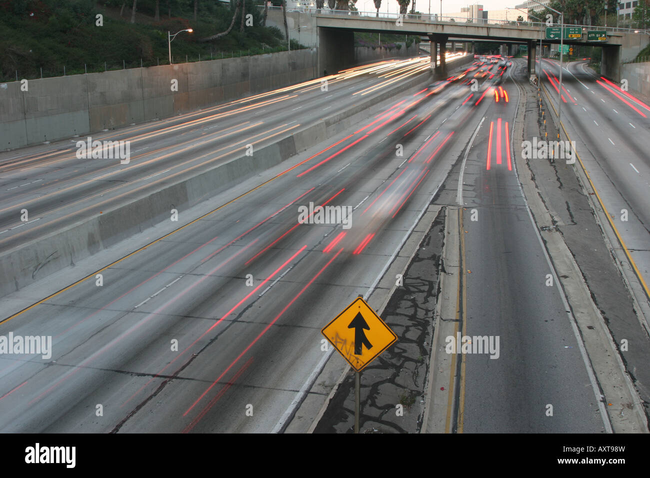 Verschmelzenden Verkehrszeichen auf der 110 Autobahn in Los Angeles Stockfoto